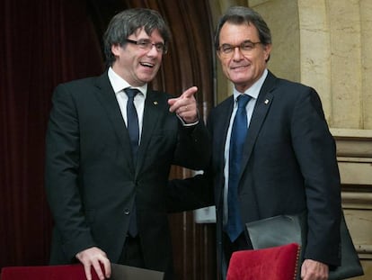 Carles Puigdemont y Artur Mas, en el Parlament.