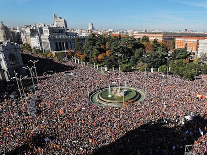 Decenas de miles de personas protestaban este sábado contra la amnistía en la plaza de Cibeles de Madrid.