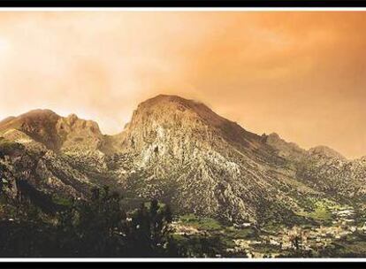 Ceuta. Éste es mi lugar preferido del mundo. Le llaman la mujer muerta. Cuenta la historia que es el dios Atlante, castigado y condenado a ser roca eternamente por no sé qué lío de amores. Pero a mí me gusta más imaginar que es una especie de mamá gigante que vela el sueño de las personas que quiero cuando yo no puedo estar en mi tierra. Muy cerquita de esta dama, está el cafetín de Benzú y es pecado mortal no tomar un té a la menta mientras se pone el sol en Ceuta. Si tenéis hambre, visitad a mis amigos del restaurante Oasis en el monte Hacho, justo al otro lado de la ciudad. Se os va a ir la olla con semejante cuscús... Decid que vais de mi parte, que son 'mu apañaos'!