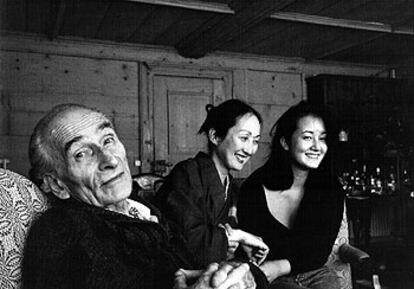 El pintor Balthus, con su mujer, Setsuko, y su hija, Harumi, fotografiados por Cartier-Bresson.
