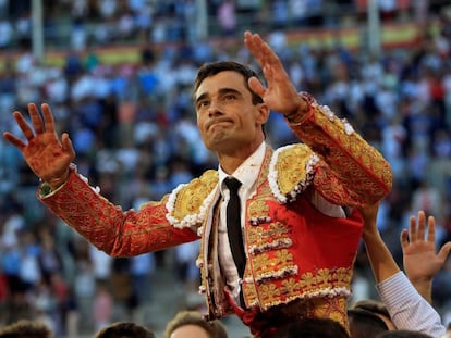 El diestro Paco Ureña sale por la puerta grande en el trigésimo segundo festejo de la Feria de San Isidro, en la Monumental de Las Ventas.