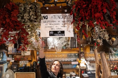 Cartel del bar La Trbede avisando de que no se atiende a despedidas de soltero.