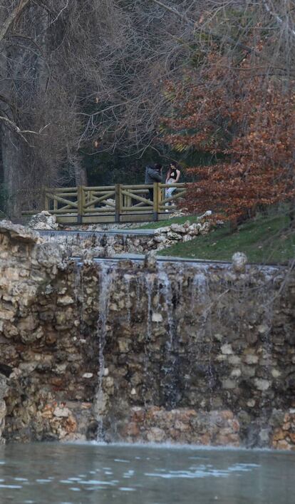 Una pareja se fotografía ante el lago de La Chopera ayer.