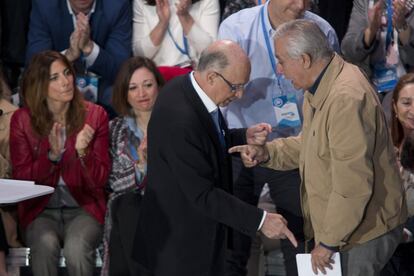 Cristóbal Montoro y Javier Arenas durante los 'Premios iniciativas buenas prácticas municipales' en la convención nacional del Partido Popular, el 7 de abril de 2018.