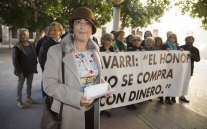 La concejal Ana Paula Cid, ayer, ante los juzgados de Alicante con los concentrados en su apoyo.