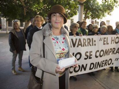 La concejal Ana Paula Cid, ayer, ante los juzgados de Alicante con los concentrados en su apoyo.