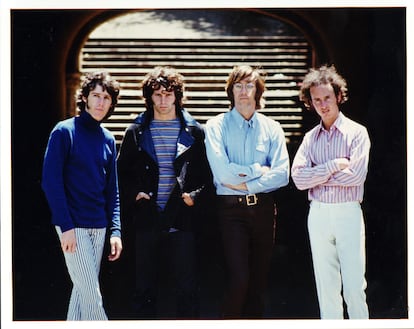 Hay en la historia del pop figuras tan icónicas que tan solo el plantear que sus grupos siguieran sin ellas se ha considerado alta traición, máximo sacrilegio. Tal vez por eso, cuando Ray Manzarek y Robby Krieger decidieron reflotar a The Doors treinta años después de la muerte de Jim Morrison, tuvieron que alterar levemente el nombre del grupo y pasar a denominarlo The Doors Of The 21st Century. El otro superviviente del grupo, el batería John Densmore, demandó a sus compañeros, que tuvieron que rebautizarse como Riders Of The Storm. La maniobra se vio tan oportunista y fuera de lugar que el público les dio la espalda. Y eso que el sustituto de Morrison era otro gran cantante de poderosa presencia, Ian Astbury, de The Cult. Morrison, claro, era insustituible. Como Freddie Mercury, cuya figura fue suplida, sucesivamente, por Paul Rodgers, en 2004, y Adam Lambert, en 2009. En este caso, fueron Bryan May y Roger Taylor los componentes de Queen que decidieron engendrar esta mutación (rebautizada como Queen + el nombre del cantante en cuestión), y el bajista John Deacon el que decidió abandonar la nave. Pese a todo, los fans no hicieron mucha sangre: el grupo actuó ante grandes audiencias (más de 80.000 personas en el Rock In Río con Lambert) y técnicamente no fue tan mal recibido.