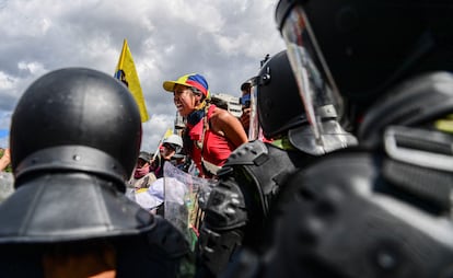 Manifestantes tratan de entrar en las instalaciones de la Asamblea Nacional en Quito, el 23 de junio de 2022.