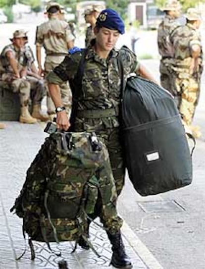 Una soldado del contingente español, antes de partir esta mañana desde la base aérea de Getafe rumbo a Kabul.