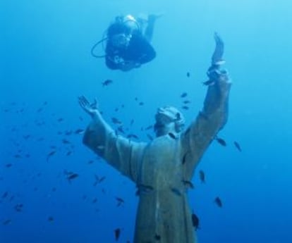 Un submarinista junto al Cristo del Abismo, cerca de Portofino (Italia).