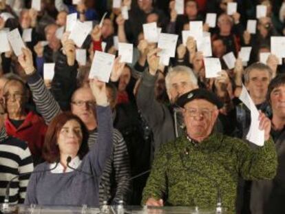 &Aacute;ngel Alcalde y Bego&ntilde;a Uzcudun, en primer t&eacute;rmino, durante el acto de expresos de ETA en San Sebasti&aacute;n.