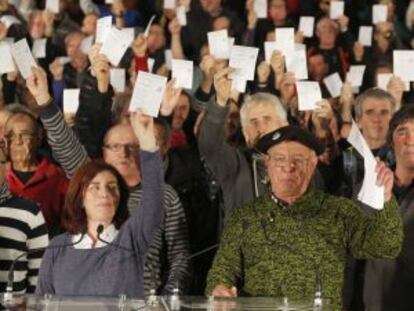 Ángel Alcalde y Begoña Uzcudun, en primer término, durante el acto de expresos de ETA en San Sebastián.