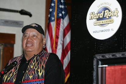 Max Osceola Jr. habla en 2007 en una conferencia en Hollywood (Florida).