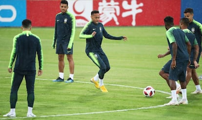 Neymar, en el entrenamiento de ayer de Brasil.