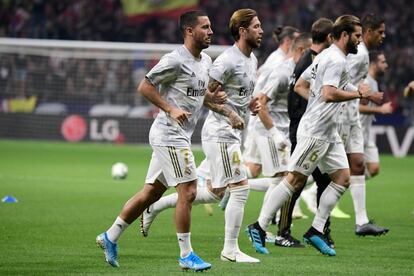 Los jugadores del Real Madrid calentando antes del encuentro.