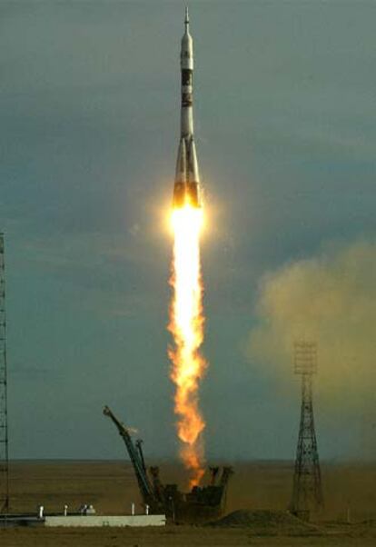 La <i>Soyuz-TMA-5</i> despega desde el cosmódromo de Baikonur, en la república de Kazajistán.