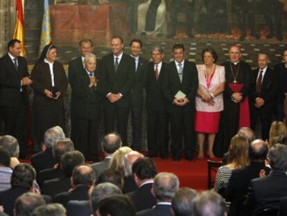 Los galardonados con ocasi&oacute;n del 9 d&rsquo;Octubre rodean al fot&oacute;grafo Francisco Cano, &#039;Canito&#039;.