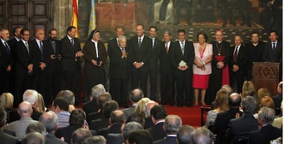 Los galardonados con ocasi&oacute;n del 9 d&rsquo;Octubre rodean al fot&oacute;grafo Francisco Cano, &#039;Canito&#039;.