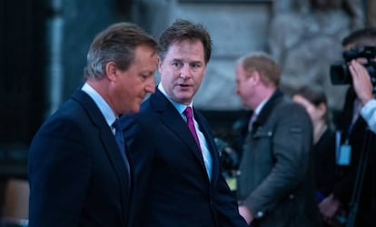 El  vicepresidente de Asuntos Globales y Comunicación de Facebook, Nick Clegg,Nick Clegg, charla con el ex primer ministro del Reino Unido, David Cameron (del que fue viceprimer ministro) en la Abadía de Westminster el pasado 10 de septiembre de 2019. 