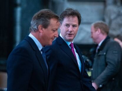 El  vicepresidente de Asuntos Globales y Comunicación de Facebook, Nick Clegg,Nick Clegg, charla con el ex primer ministro del Reino Unido, David Cameron (del que fue viceprimer ministro) en la Abadía de Westminster el pasado 10 de septiembre de 2019. 