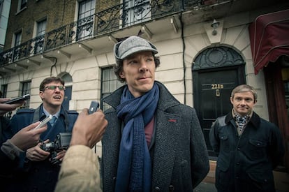 Bennedict Cumberbatch, como Sherlock Holmes. A la derecha, Martin Freeman, el doctor Watson.