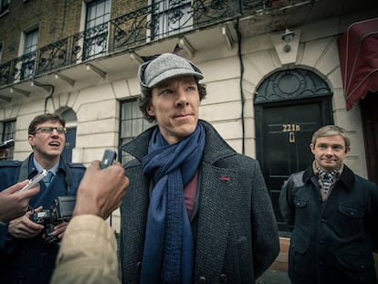 Bennedict Cumberbatch, como Sherlock Holmes. A la derecha, Martin Freeman, el doctor Watson. 