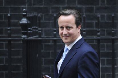 David Cameron, sale su residencia en el número 10 de Downing Street.