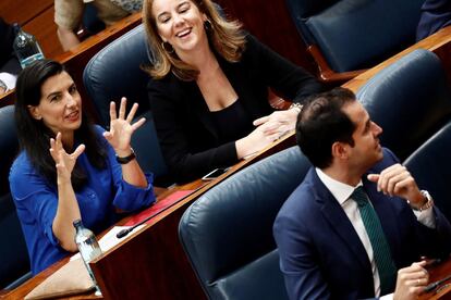 La candidata de VOX a la Presidencia de la Comunidad de Madrid, Rocío Monasterio, y el candidato de Ciudadanos Ignacio Aguado, en la Asamblea de Madrid.