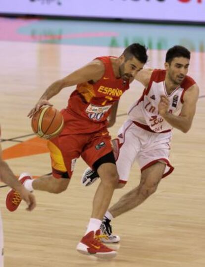 Juan Carlos Navarro conduce el balón, en el partido ante Irán.