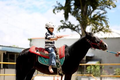 Tras un año acudiendo a la terapia con caballos, Josué sigue dando pequeños pasos para valerse por sí mismo.