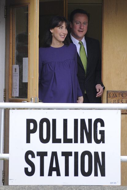 El candidato conservador David Cameron, en la imagen junto a su esposa Samantha, ha votado en Witney, en el condado de Oxford.