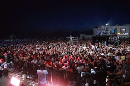 El público asistente al Festival Gnawa de Músicas del Mundo, en la plaza Moulay Hassan de Esauira.