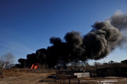 Una columna de humo se eleva desde unos tanques de combustible bombardeados en la base aérea de Vasilkov (a unos 30 kilómetros al suoreste de Kiev), este sábado. Ucrania ha acusado a Rusia de haber lanzado misiles además contra una mezquita de la ciudad portuaria de Mariupol (sudeste), donde más de 80 personas habían buscado refugio de los combates.