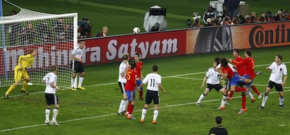 Puyol cabecea para marcar el gol del triunfo de España en las semifinales de Mundial de Sudáfrica contra Alemania.