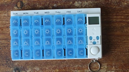 pastillero con alarmas que consta de 28 compartimentos en su totalidad.