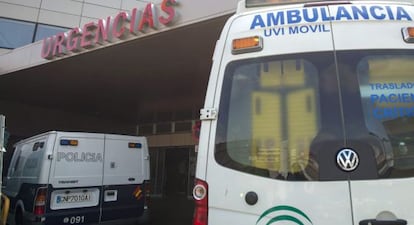 La polic&iacute;a, en la puerta del hospital en el que ingres&oacute; la joven de Ja&eacute;n acusada de la muerte de su reci&eacute;n nacido.