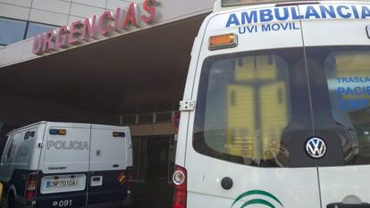 La policía, en la puerta del hospital en el que ingresó la joven de Jaén acusada de la muerte de su recién nacido.