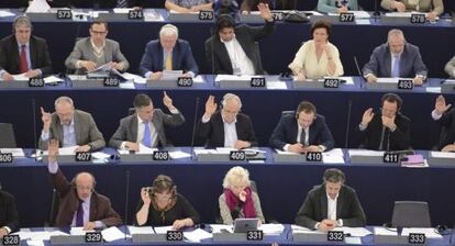 Eurodiputados votan durante una sesi&oacute;n plenaria en el Parlamento 