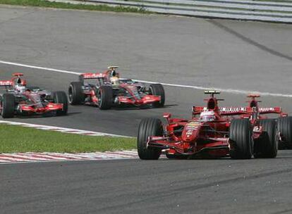 En primer plano, los dos Ferrari, con Raikkonen por delante de Massa. Detrás, Hamilton (a la derecha) intenta adelantar a Alonso.