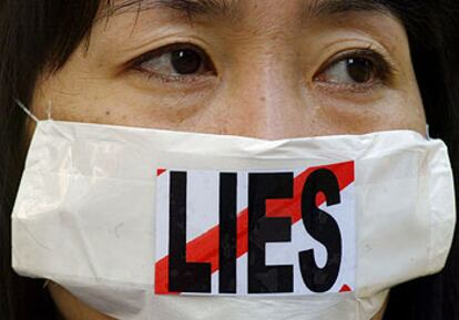 Una manifestante luce una mascarilla con la palabra 'Lies' (mentiras), durante una manifestación en Sydney (Australia) en 2019.