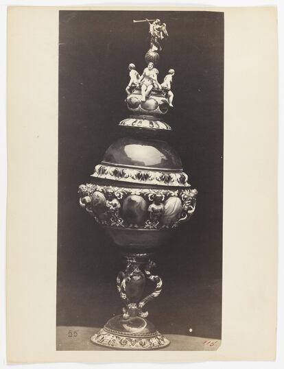 ‘Copa alta con emperadores, virtudes y fama’ (1863) de la británica Jane Clifford, una de las pioneras de la fotografía en España.