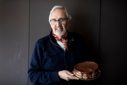 El creador de 'La mejor tarta del chocolate del mundo', Carlos Braz, posa con una.