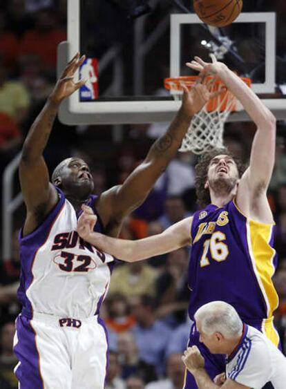 O'Neal y Gasol luchan por el rebote