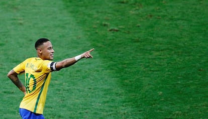 Neymar celebra el segundo gol de Brasil ante Argentina.