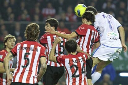 Íñigo López remata el saque de esquina que acabó en gol.