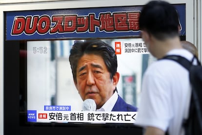 Las televisiones anuncian el fallecimiento de Abe, tiroteado en un atentado, el viernes en Tokio.