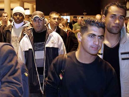 Los componentes del combinado palestino-israelí, a su llegada al aeropueto de Sevilla.