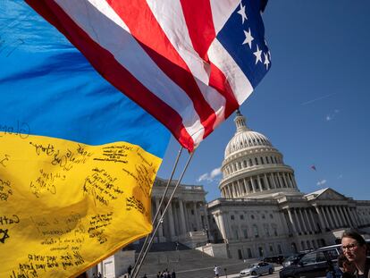 Dos banderas de Ucrania y Estados Unidos ondean fuera del Capitolio de EE UU, el pasado sábado.