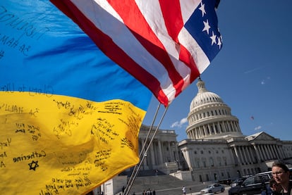 Dos banderas de Ucrania y Estados Unidos ondean fuera del Capitolio de EE UU, el pasado sábado.