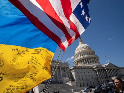 Dos banderas de Ucrania y Estados Unidos ondean fuera del Capitolio de EE UU, el pasado sábado.